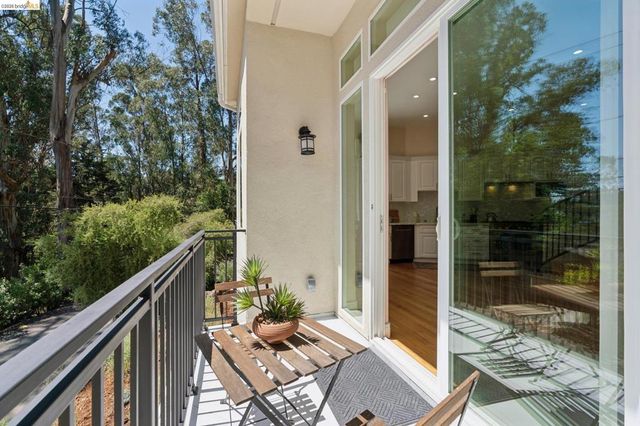 1860 Arrowhead Dr, Oakland, CA 94611