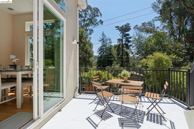 1860 Arrowhead Dr, Oakland, CA 94611