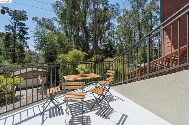 1860 Arrowhead Dr, Oakland, CA 94611