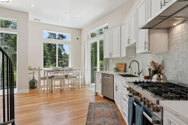 1860 Arrowhead Dr, Oakland, CA 94611