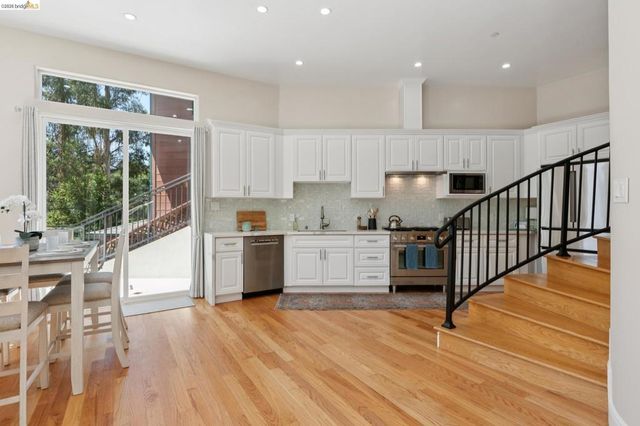 1860 Arrowhead Dr, Oakland, CA 94611