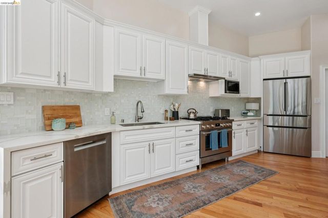 1860 Arrowhead Dr, Oakland, CA 94611