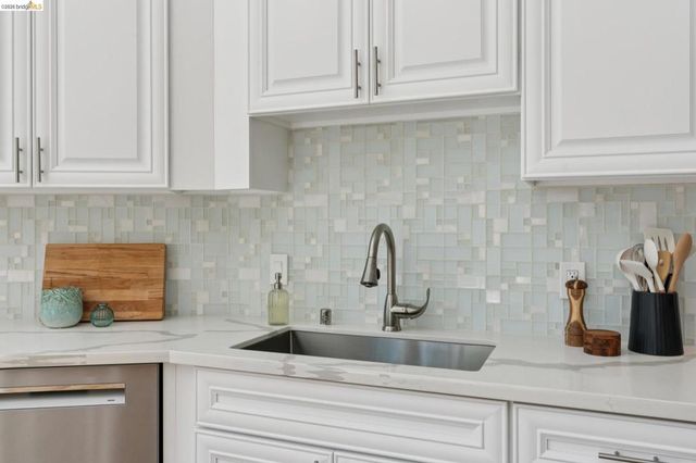 1860 Arrowhead Dr, Oakland, CA 94611