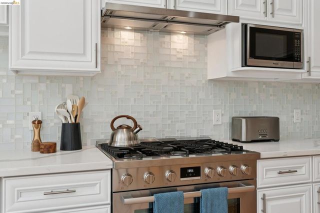 1860 Arrowhead Dr, Oakland, CA 94611