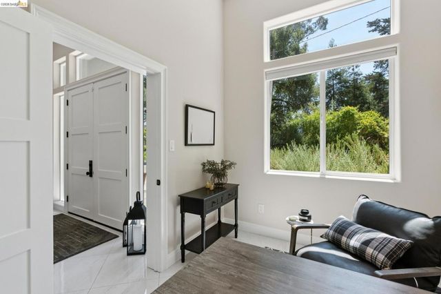 1860 Arrowhead Dr, Oakland, CA 94611