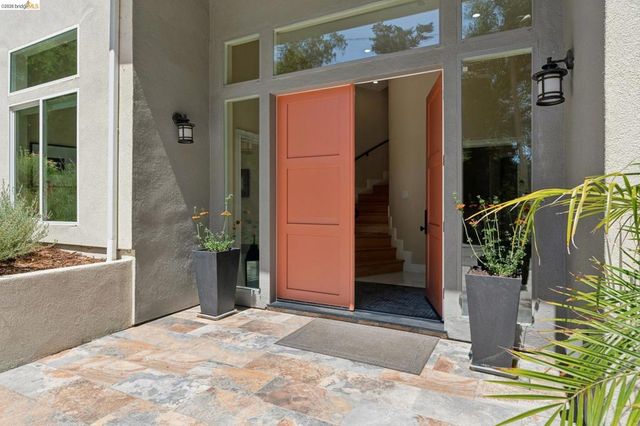 1860 Arrowhead Dr, Oakland, CA 94611