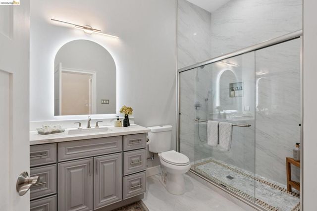 1860 Arrowhead Dr, Oakland, CA 94611