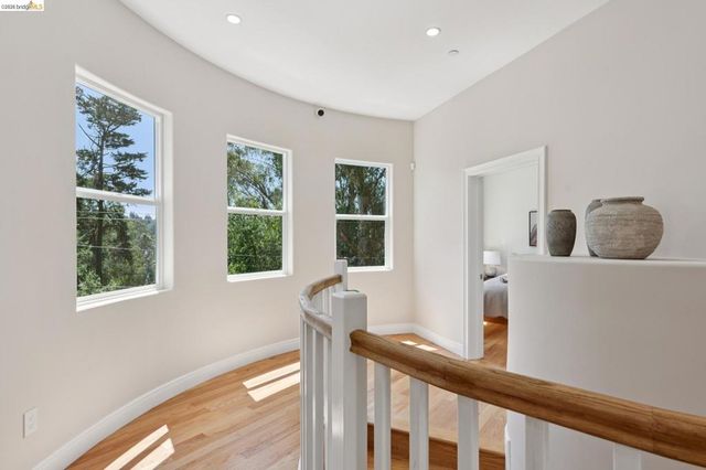 1860 Arrowhead Dr, Oakland, CA 94611