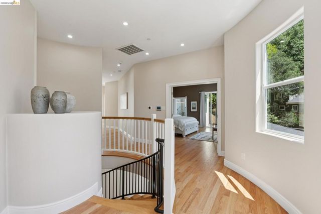 1860 Arrowhead Dr, Oakland, CA 94611