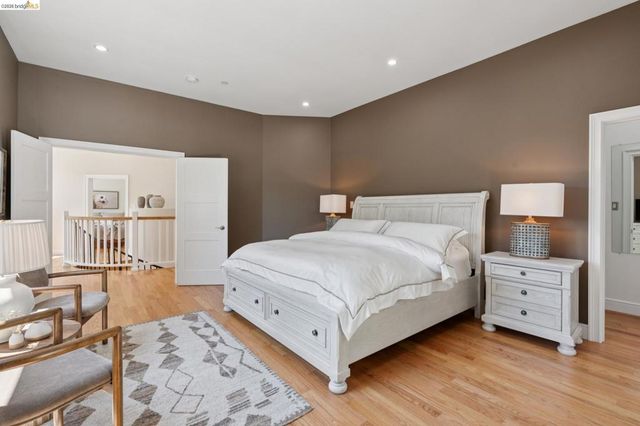 1860 Arrowhead Dr, Oakland, CA 94611