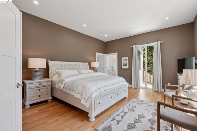 1860 Arrowhead Dr, Oakland, CA 94611