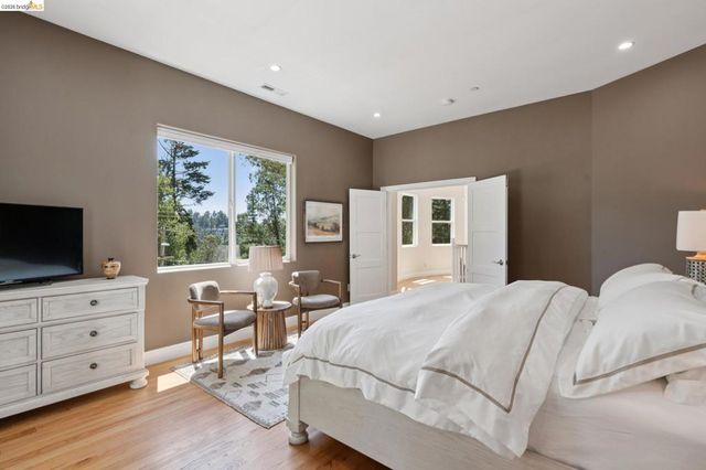 1860 Arrowhead Dr, Oakland, CA 94611