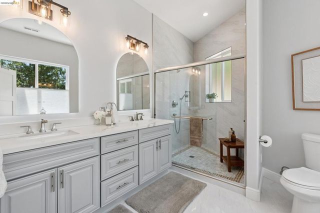 1860 Arrowhead Dr, Oakland, CA 94611