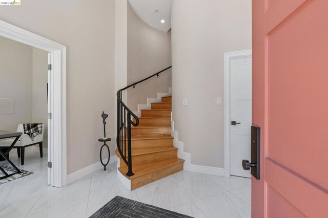 1860 Arrowhead Dr, Oakland, CA 94611