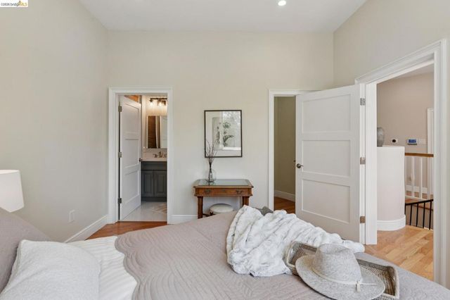 1860 Arrowhead Dr, Oakland, CA 94611