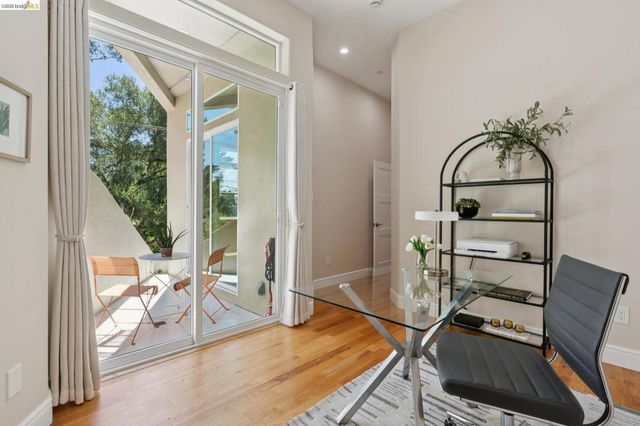 1860 Arrowhead Dr, Oakland, CA 94611