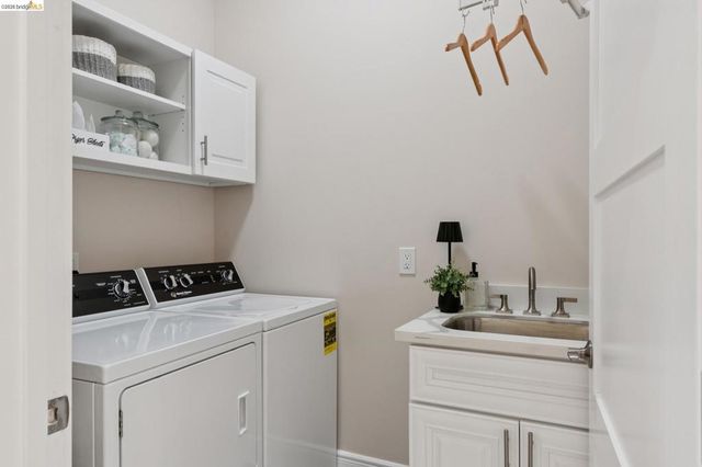 1860 Arrowhead Dr, Oakland, CA 94611