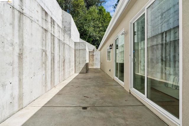 1860 Arrowhead Dr, Oakland, CA 94611