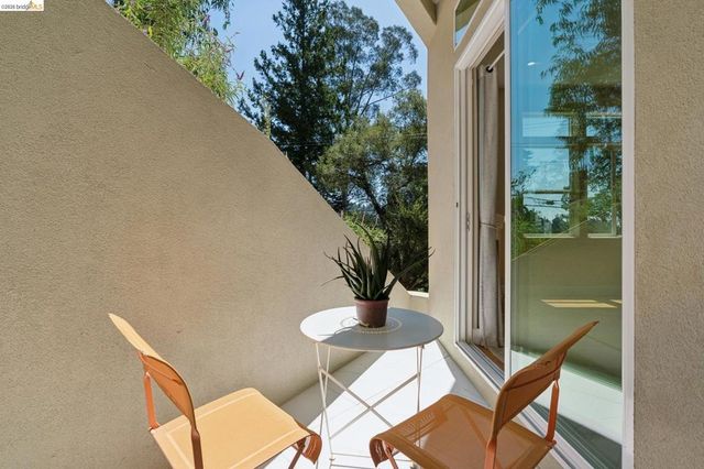 1860 Arrowhead Dr, Oakland, CA 94611