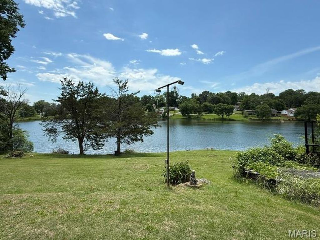 3663 E Lakeview Drive, High Ridge, MO 63051