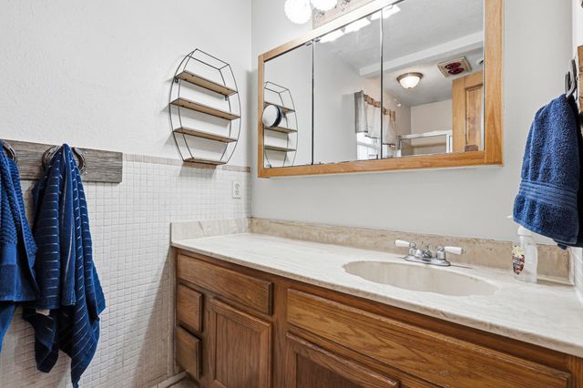 21 Kennedy Drive, Los Lunas, NM 87031