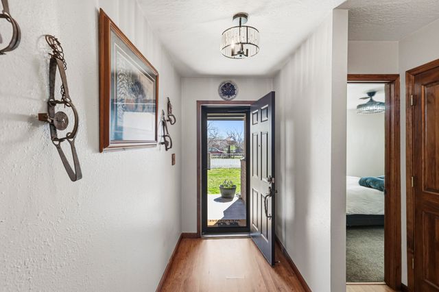 21 Kennedy Drive, Los Lunas, NM 87031