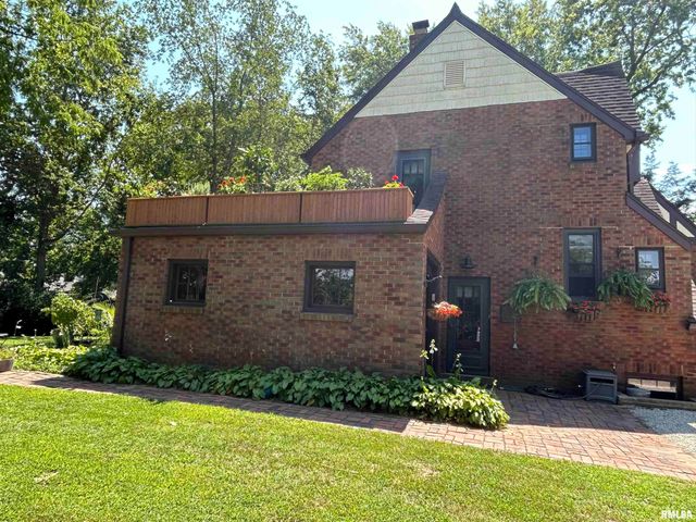 212 S 8TH Street, Riverton, IL 62561