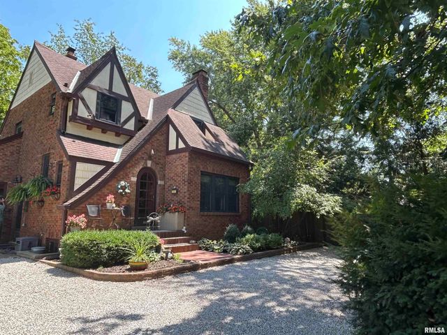 212 S 8TH Street, Riverton, IL 62561