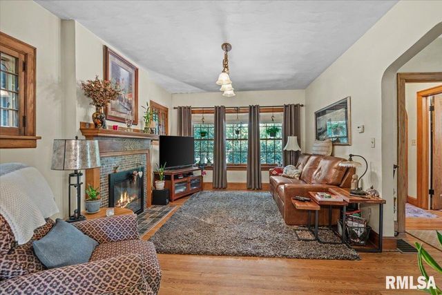212 S 8TH Street, Riverton, IL 62561