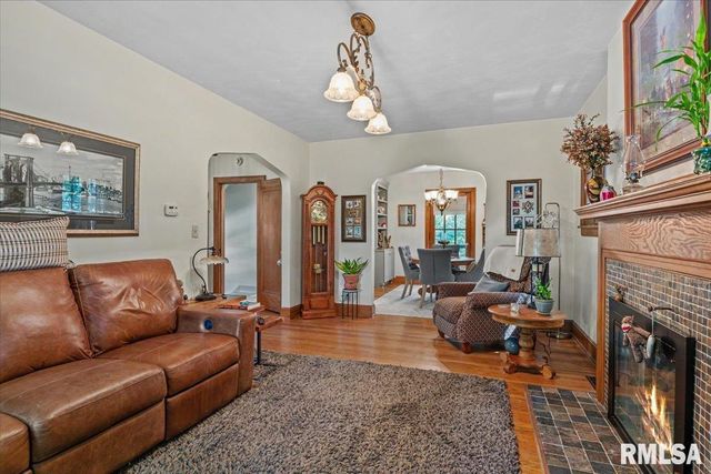 212 S 8TH Street, Riverton, IL 62561