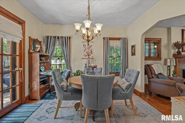 212 S 8TH Street, Riverton, IL 62561