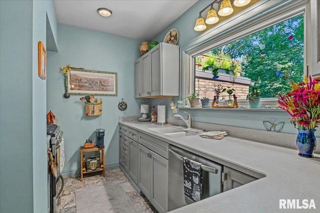 212 S 8TH Street, Riverton, IL 62561