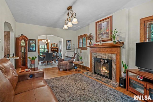 212 S 8TH Street, Riverton, IL 62561