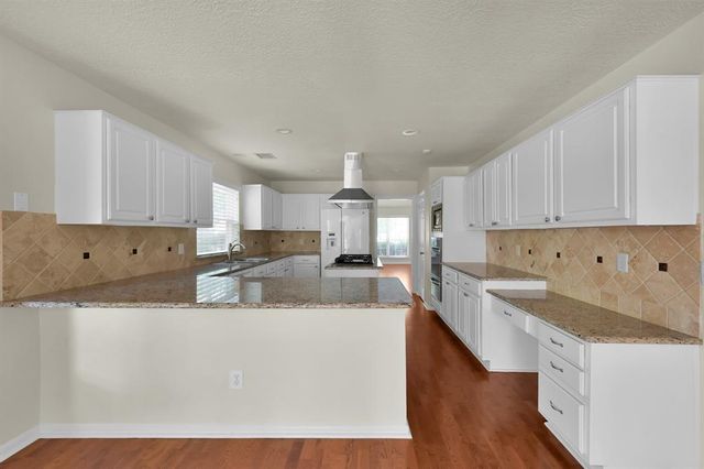 19 E Summer Storm Circle, The Woodlands, TX 77381