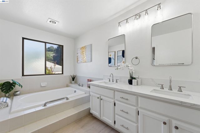 5311 San Simeon Pl, Castro Valley, CA 94552