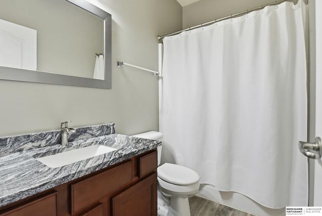 7512 S 101st Street, La Vista, NE 68129
