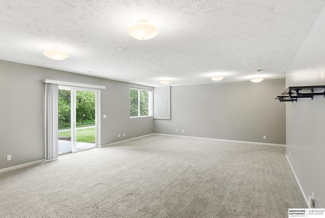7512 S 101st Street, La Vista, NE 68129