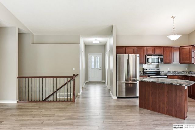 7512 S 101st Street, La Vista, NE 68129
