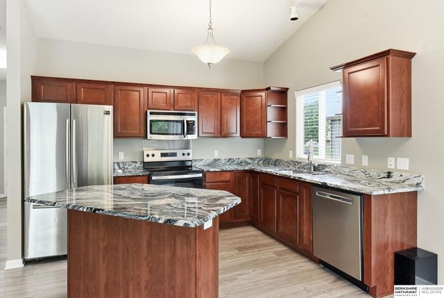 7512 S 101st Street, La Vista, NE 68129