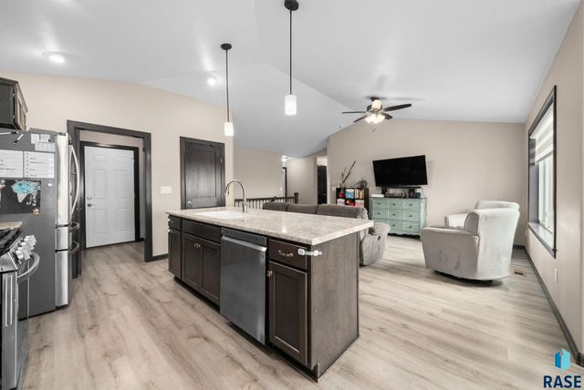 7513 E 49th St, Sioux Falls, SD 57110