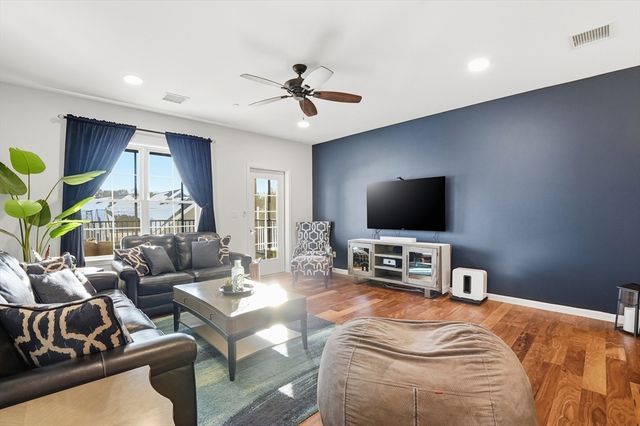 15 Revolution Way 2205, Canton, MA 02021