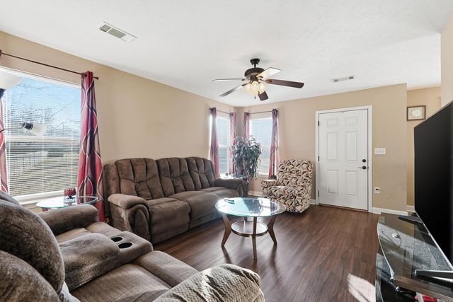 702 N Cedar St, Morrilton, AR 72110