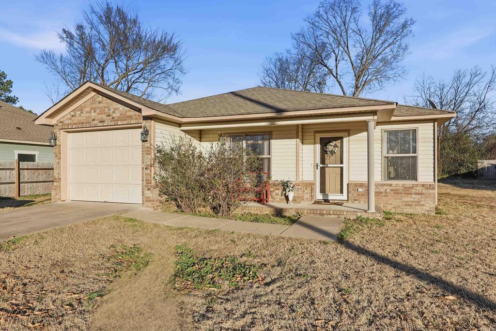 702 N Cedar St, Morrilton, AR 72110