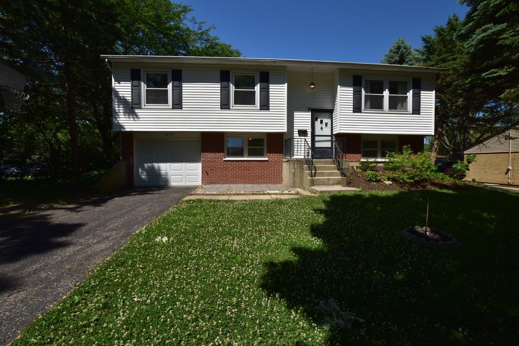 7852 Sprucewood Avenue, Woodridge, IL 60517