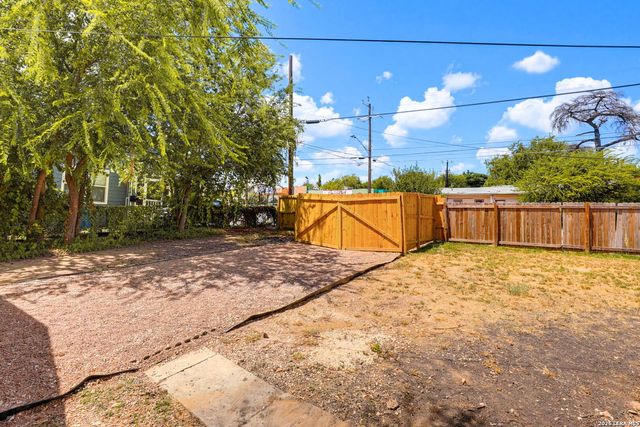 1036 W RUSSELL PL, San Antonio, TX 78212