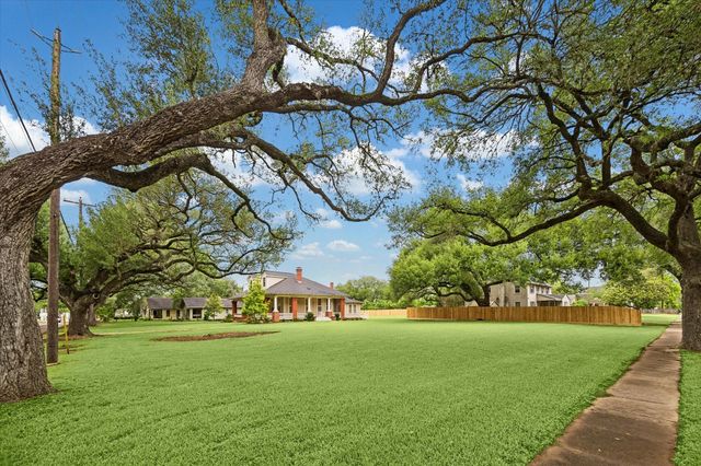 209 E Caney Street, Wharton, TX 77488