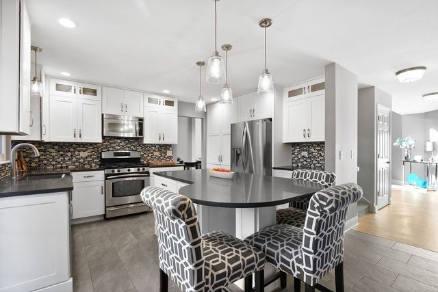 1439 Churchill Lane, Grayslake, IL 60030