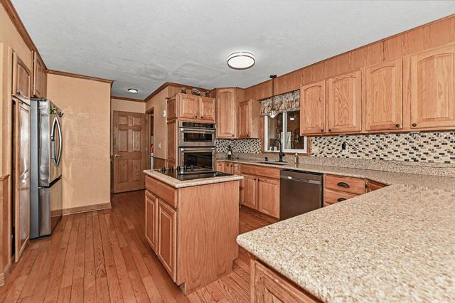 S94W26995 Linden COURT, Mukwonago, WI 53149