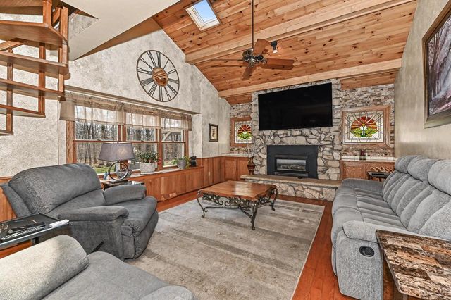 S94W26995 Linden COURT, Mukwonago, WI 53149