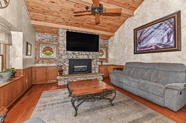 S94W26995 Linden COURT, Mukwonago, WI 53149